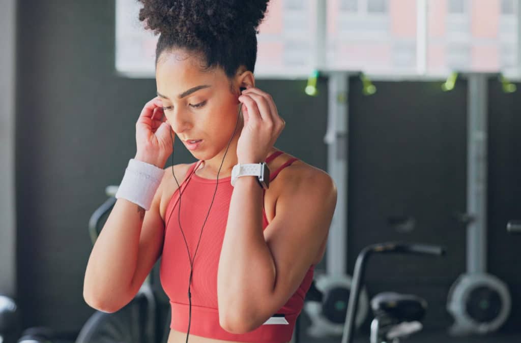 mujer entrena con audifonos